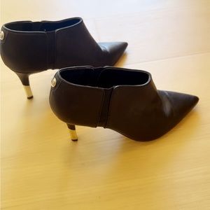 Cute and stylish black low ankle heal bootie.